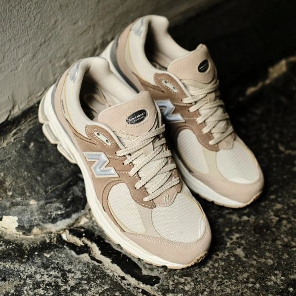 New Balance 2002R Sneaker Bruin