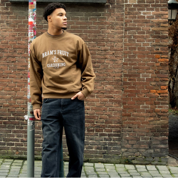 Bram's fruit Gardening Club Sweater Bruin 2